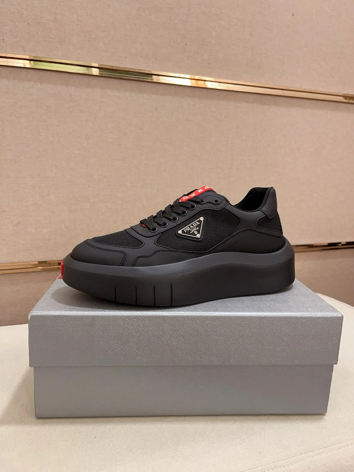 Factory price 620💰 ✔️✔️✔️Higher version High-quality new PRADA (Prada) counters are launched simultaneously. New men's shoes and 😘fabric are made of high-tech glue-spraying technology. Lining: Full cowhide lining. 👍🏿 High-end ☄️ air-cushion molded anti-slip rubber outsole, exquisite lines, simple and elegant, comfortable and high-end for leisure travel. Code number: 38 to 45 (can be customized to 46 to 47, non-refundable)